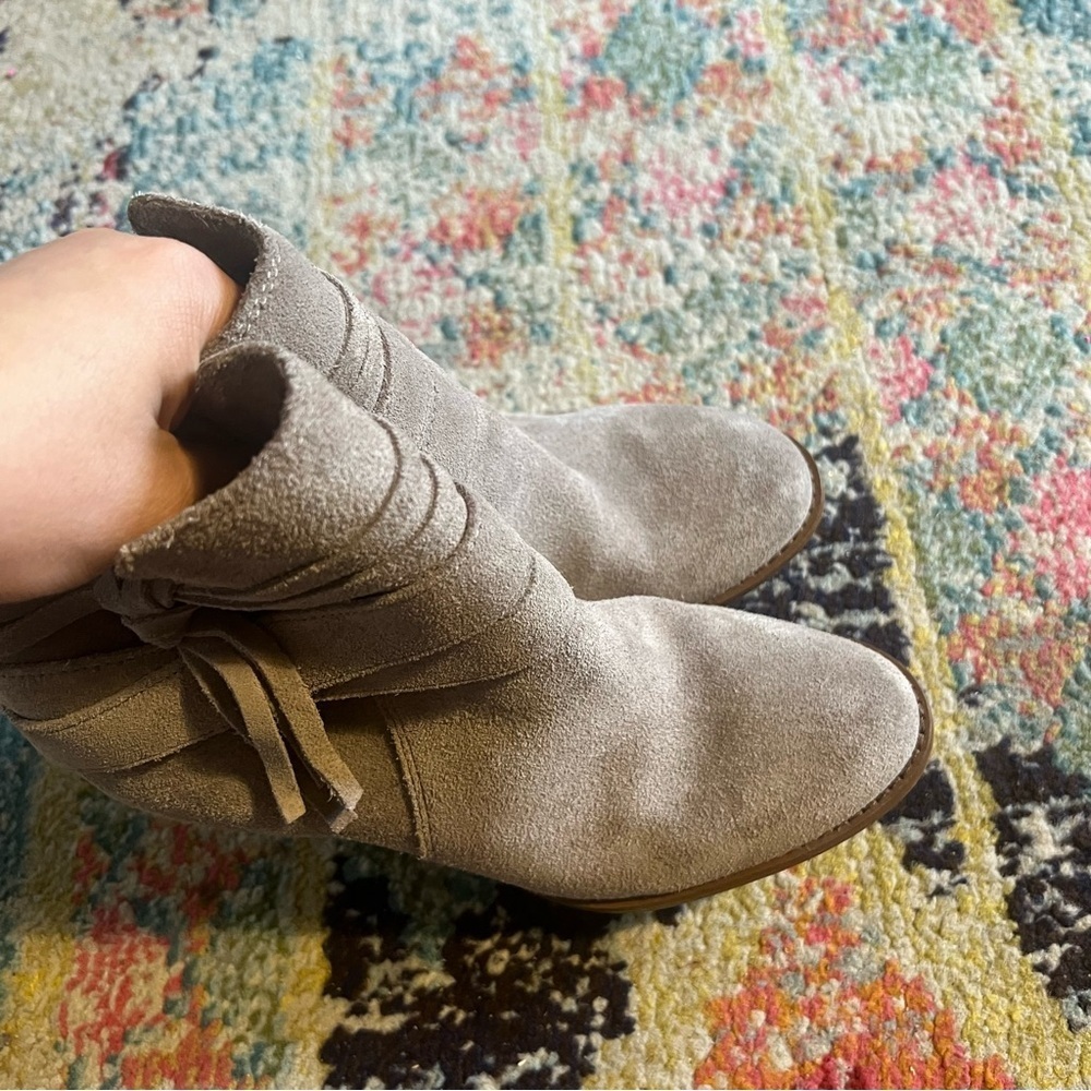 Sole Society Rumi Tassel Taupe Suede Ankle Booties Women's Size 7 - Picture 2 of 7
